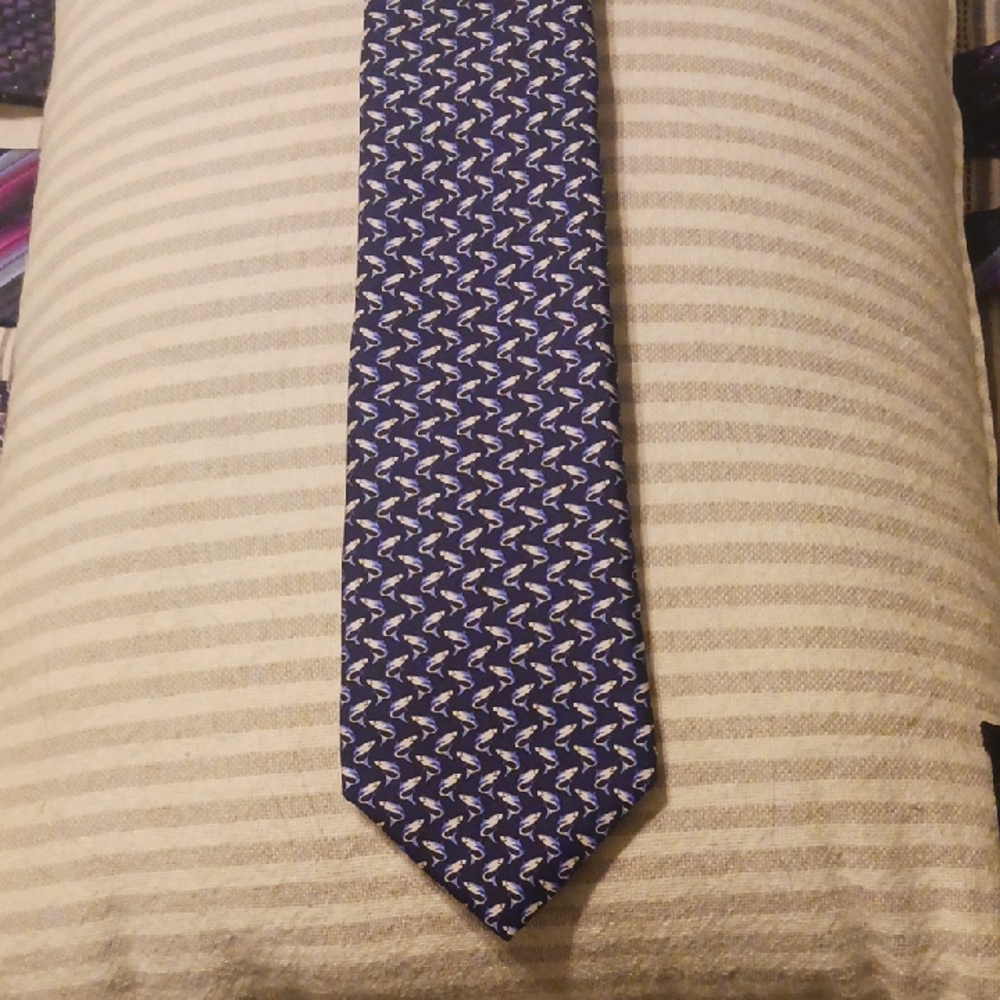 SPECIAL 3 FOR $25 Roundtree & Yorke Navy and White Patterned Tie